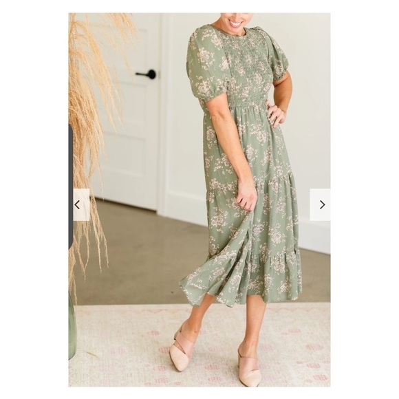 NEW POLAGRAM Sage Green Floral Puff Sleeve Smocked Tiered Midi Dress Large - Picture 1 of 5